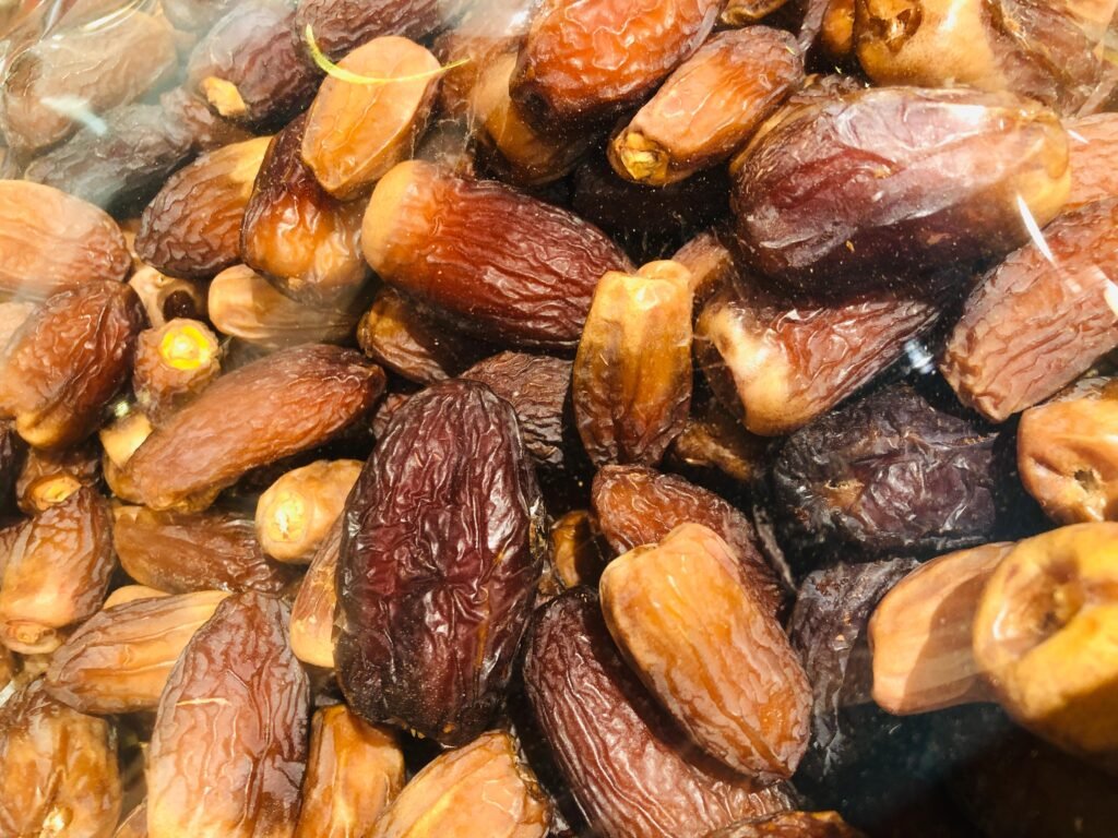 What are the uses of eating 2 dates per day?