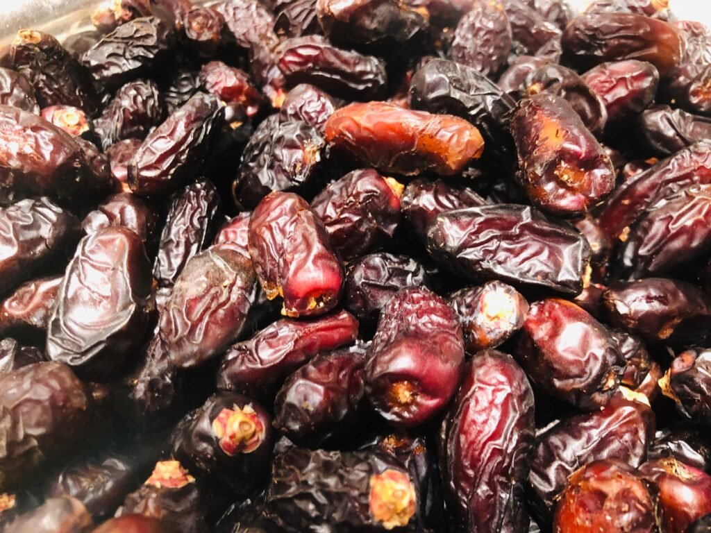 What are the uses of eating 2 dates per day